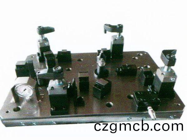 齒(chi)輪室(shi)罩蓋(gai)液(ye)壓(ya)裌(jia)具